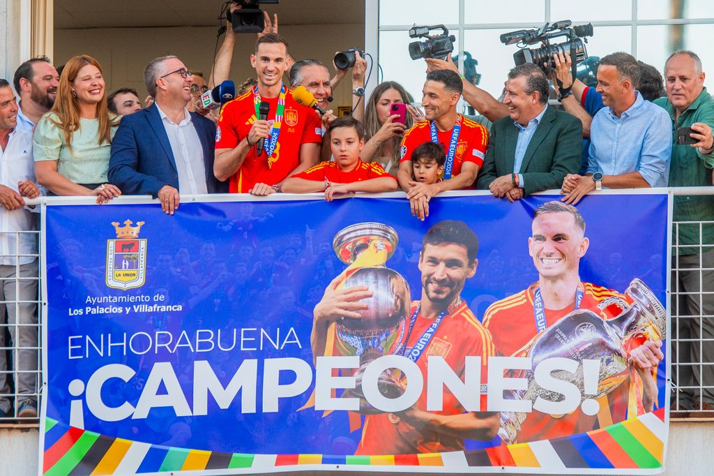 Fabián Ruiz y Jesus Navas se dan un baño de multitudes en su tierra natal, Los Palacios, Sevila el 16 de julio de 2024 
