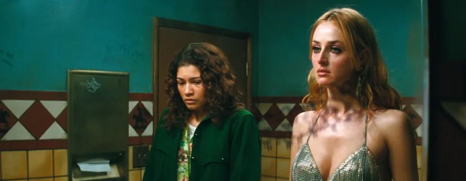 Rue y Kitty tras el terrible indicidente que ha vivido la bailarina