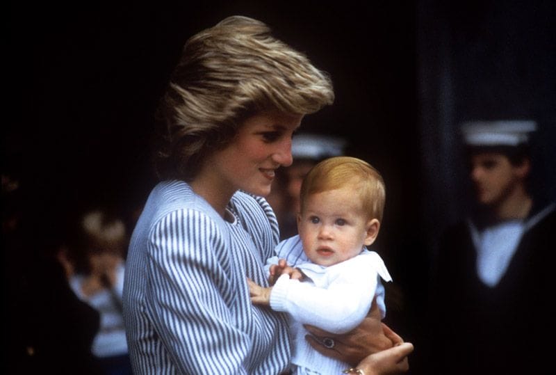 Diana de Gales con el príncipe Harry en brazos