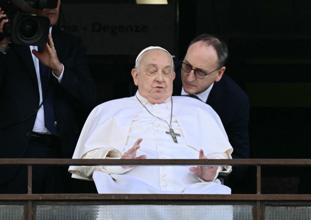 Primera imagen del papa Francisco desde el balcón del hospital después de recibir el alta médica    