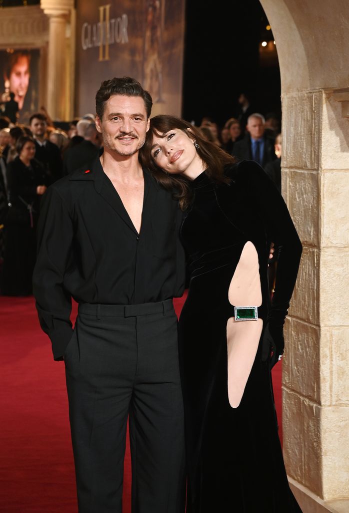 Plano medio de Pedro y Lux Pascal en la premier 'Gladiator II', en Londres