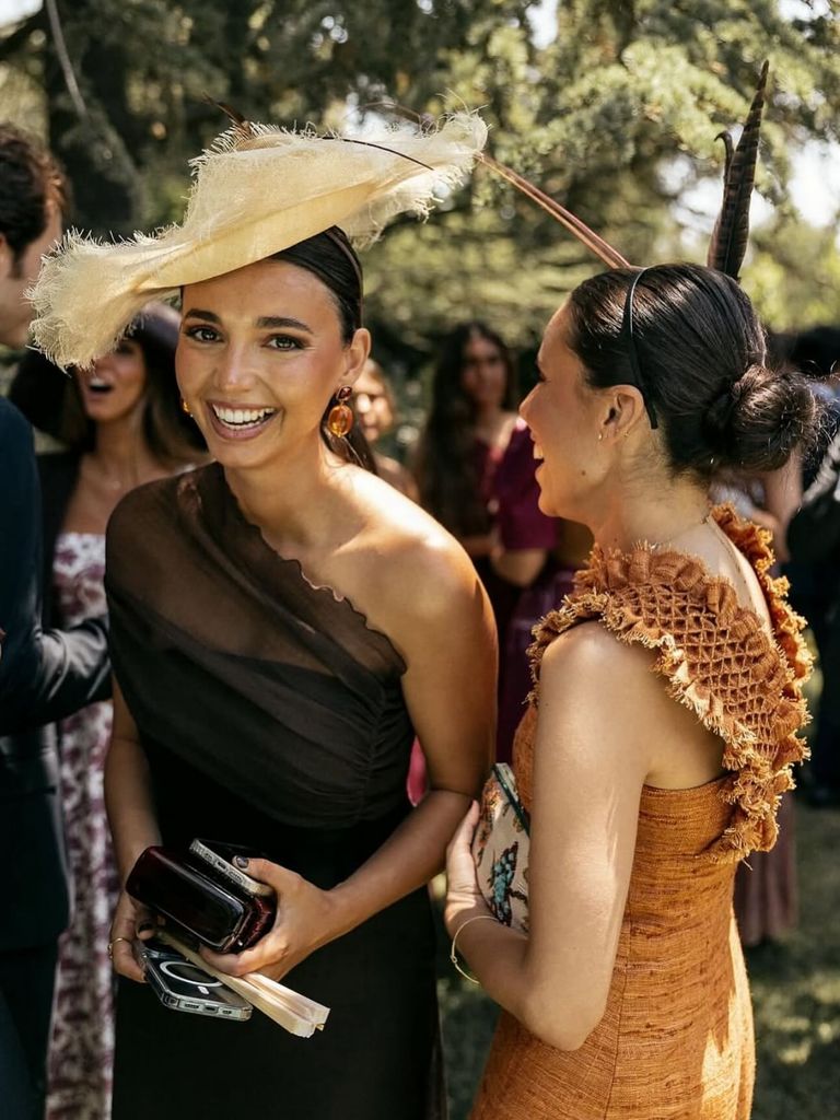 Protocolo vestimenta boda civil invitadas tocados