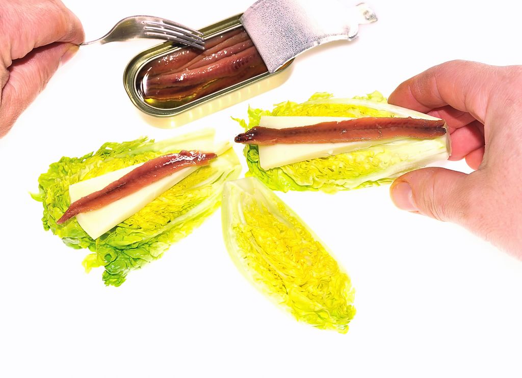 Cogollos de lechuga con queso y anchoas