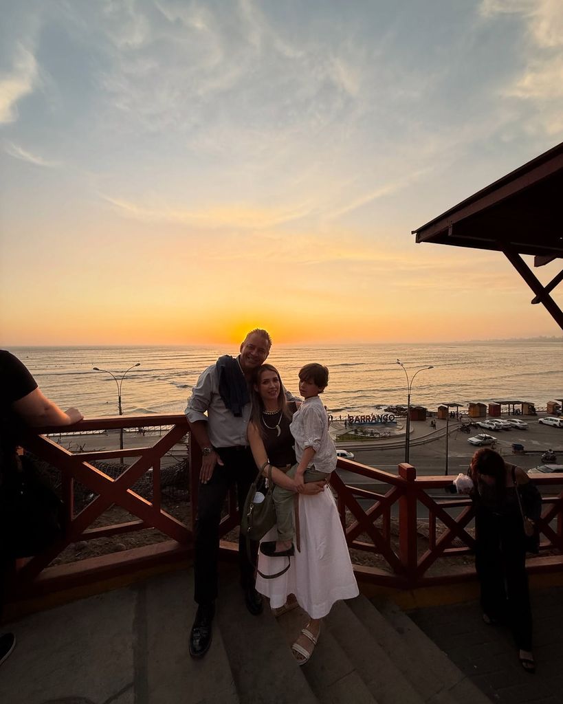 En su tercer día en Perú, Daniel Sarcos, Alessandra Villegas y su hijo disfrutaron de una hermosa puesta de sol en la localidad de Barranco.