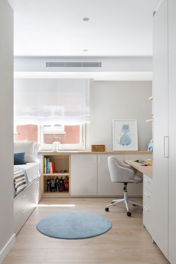 Dormitorio infantil con rincón de estudio