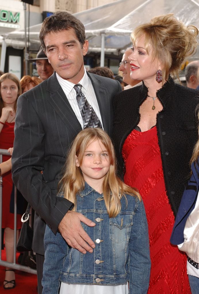Antonio Banderas, Melanie Griffith y su hija Stella en una foto de 2005. 