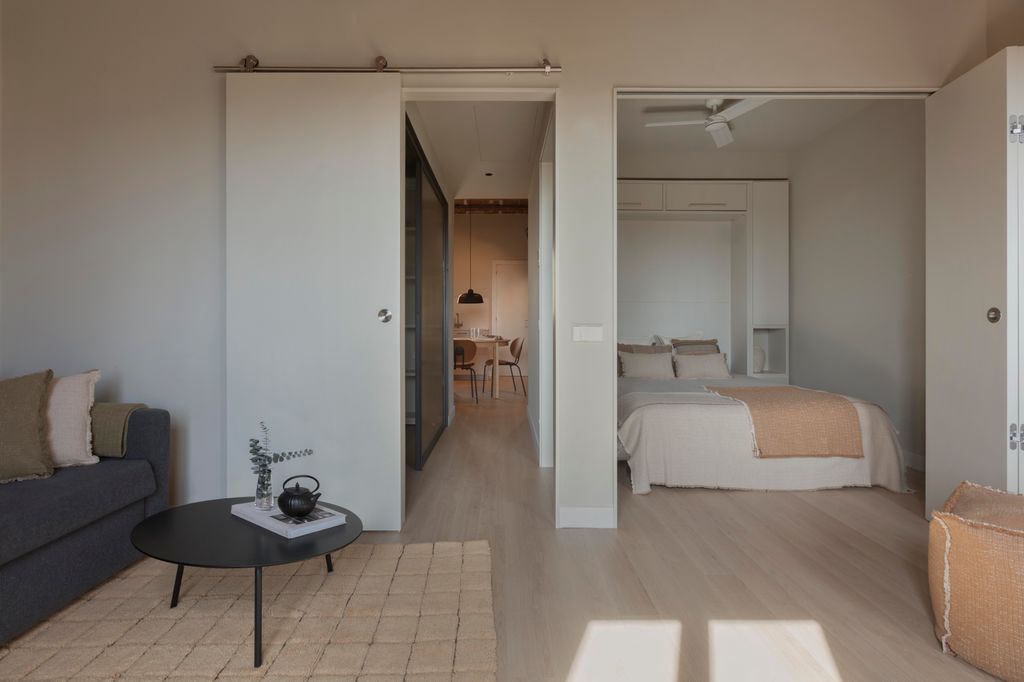 Salón conectado al dormitorio en un piso barcelonés de tan solo 46 m²
