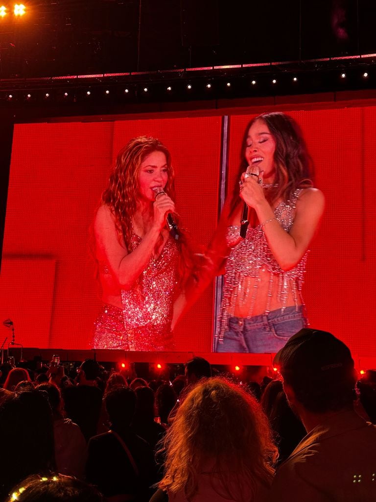 Shakira y Danna juntas en el escenario cantando 'Soltera'.