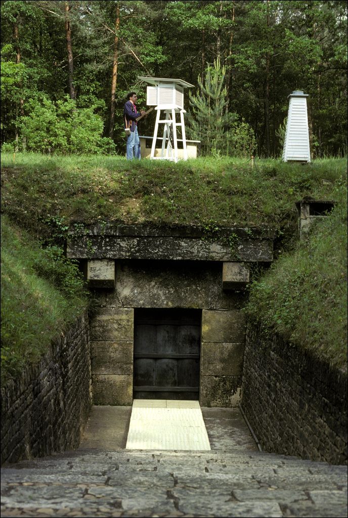 Bruno Desplats, responsable de la vigilancia técnica de la cueva de Lascaux, controla en 1990 los sistemas que regulan temperatura, humedad y conservación del enclave