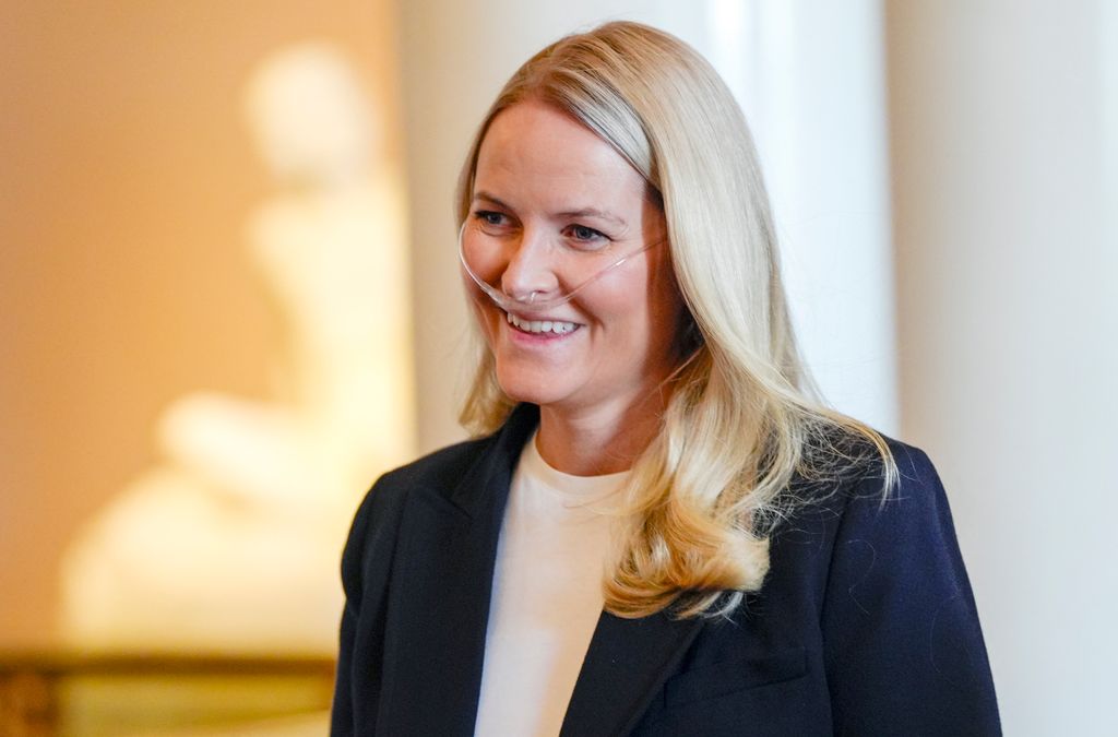 La princesa Mette-Marit llamó la atención al aparecer con una cánula nasal por primera vez. La 'royal' padece fibrosis pulmonar, una enfermedad crónica.