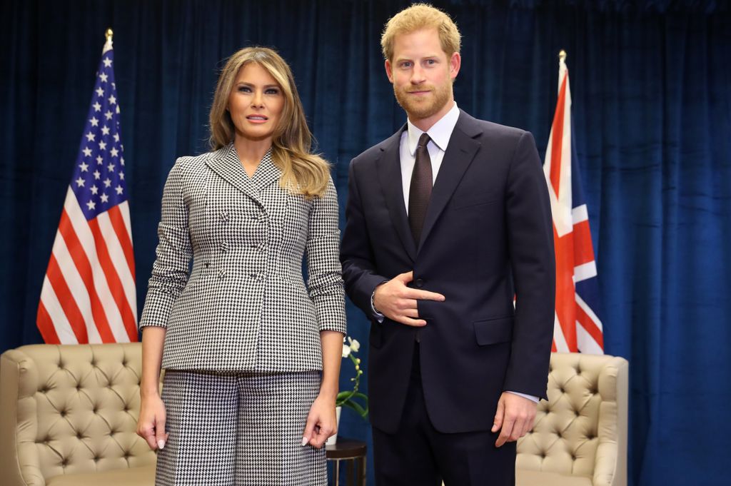 Plano medio de Melania Trump posando con el príncipe Harry