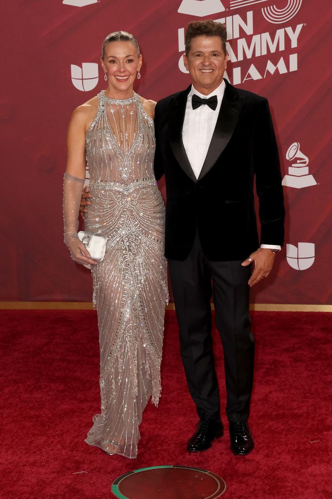 Plano entero de Carlos Vives con su mujer en el photocall