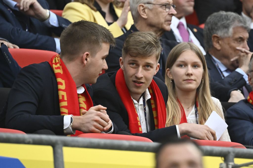 Los príncipes Gabriel y Emmanuel intercambian confidencias junto a la princesa Éléonore 