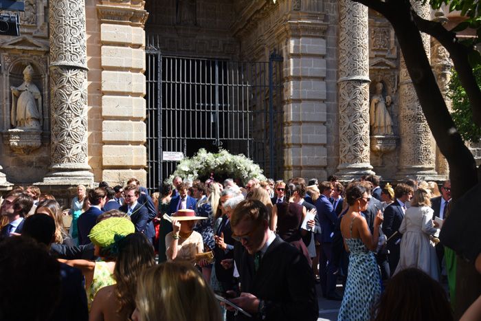 La invitados delante de la iglesia