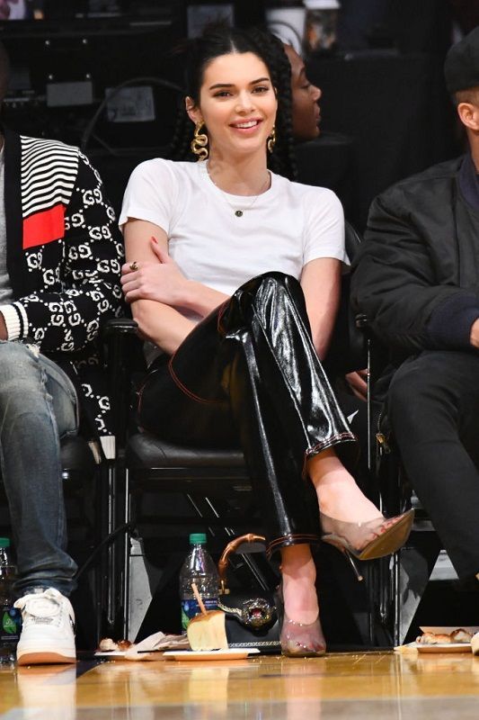 Kendall Jenner con pantalones de charol y camiseta