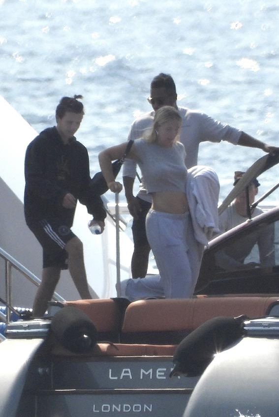 Cruz Beckham y su novia Tana Holding