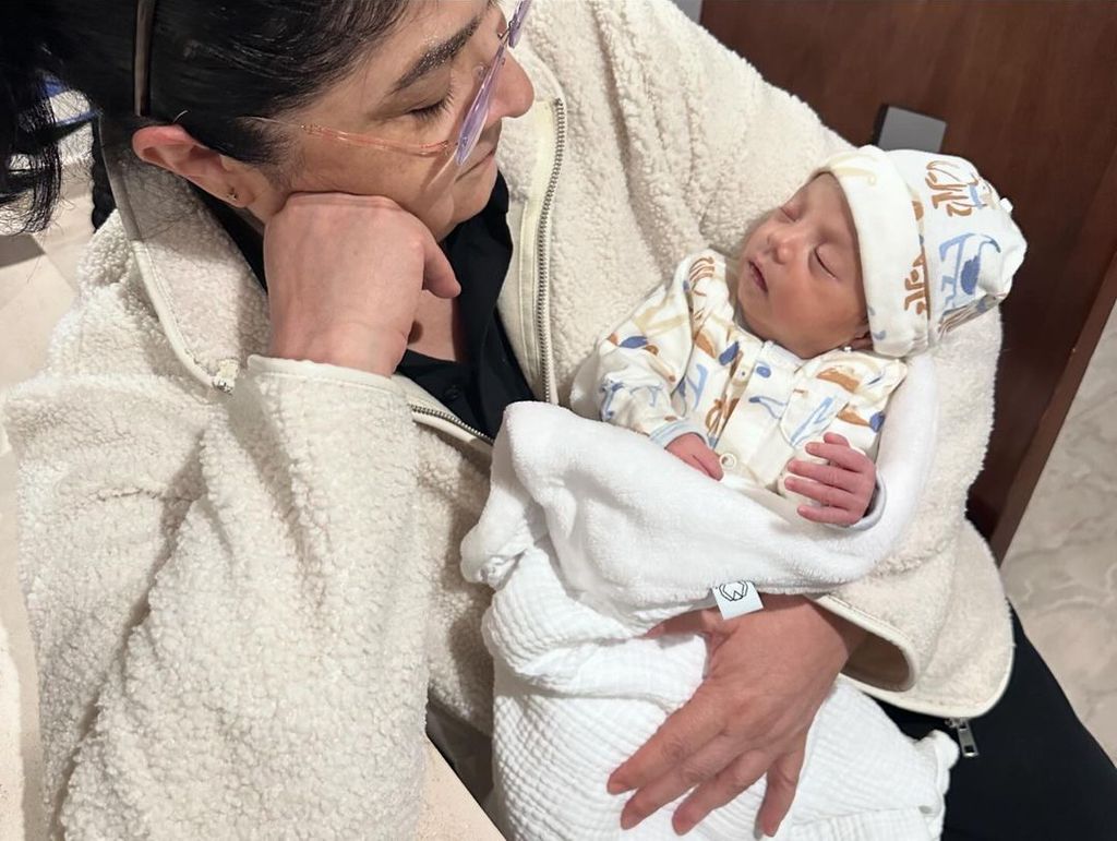 En el álbum, José Eduardo también compartió la primera foto de su mamá y de su hija