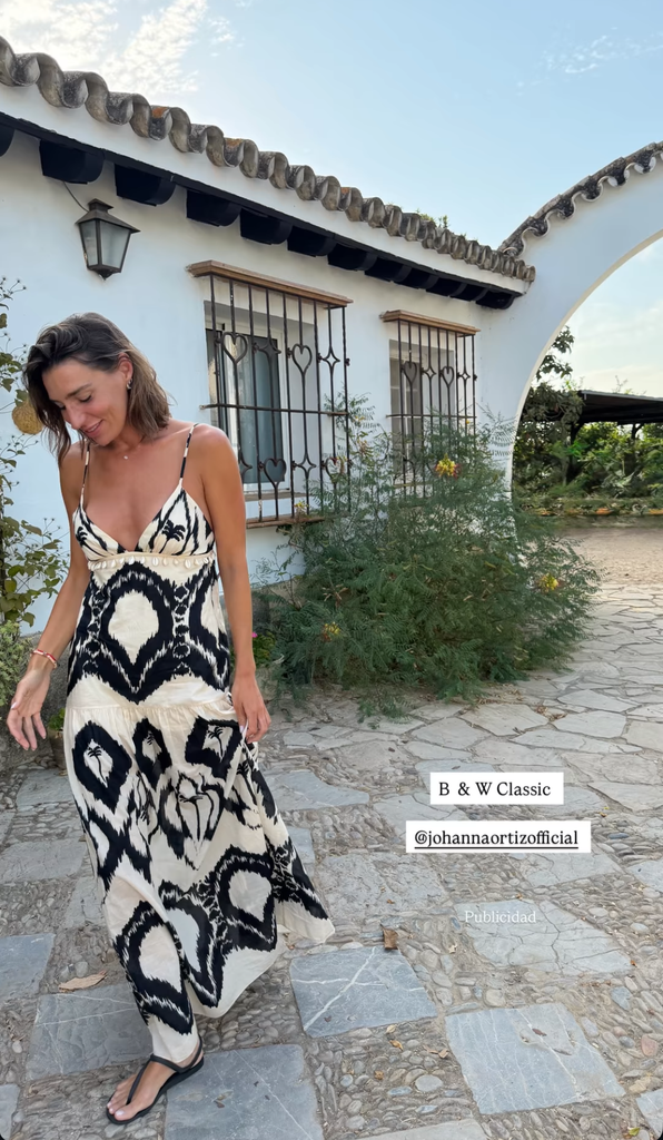 Eugenia Osborne con vestido de verano en blanco y negro