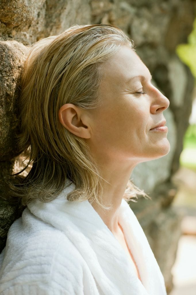 Una mujer de más de 50 años meditando