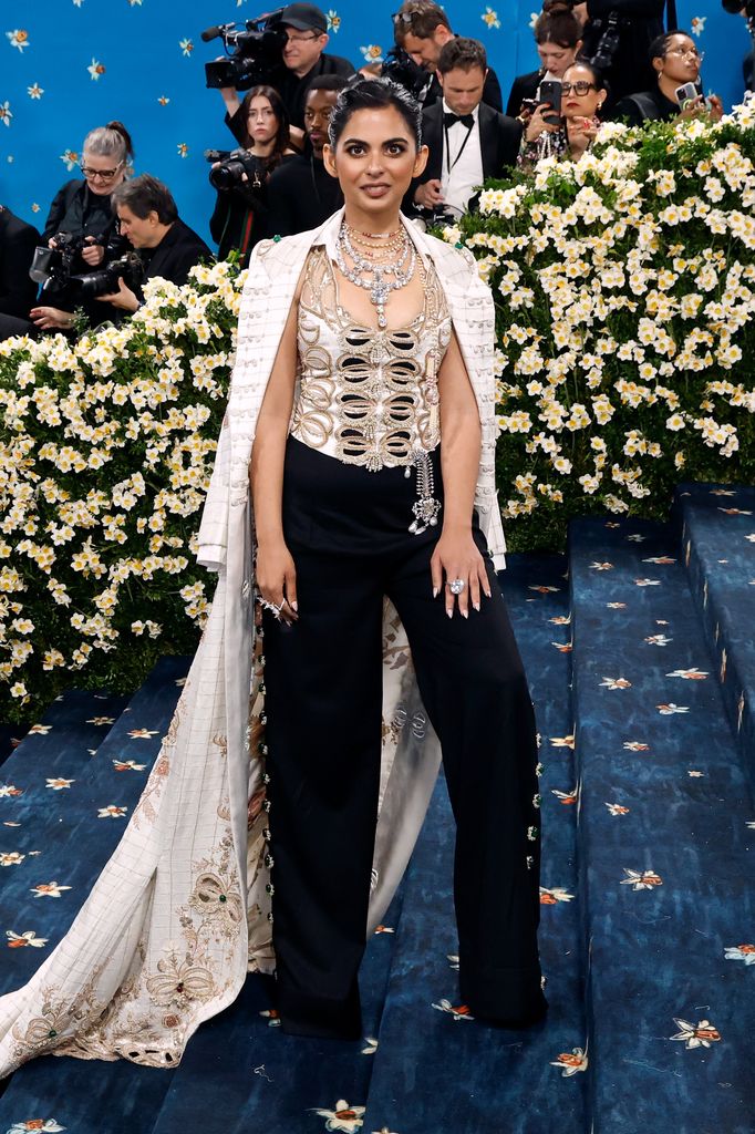 Isha Ambani a su paso por la alfombra azul de la MET Gala 2025
