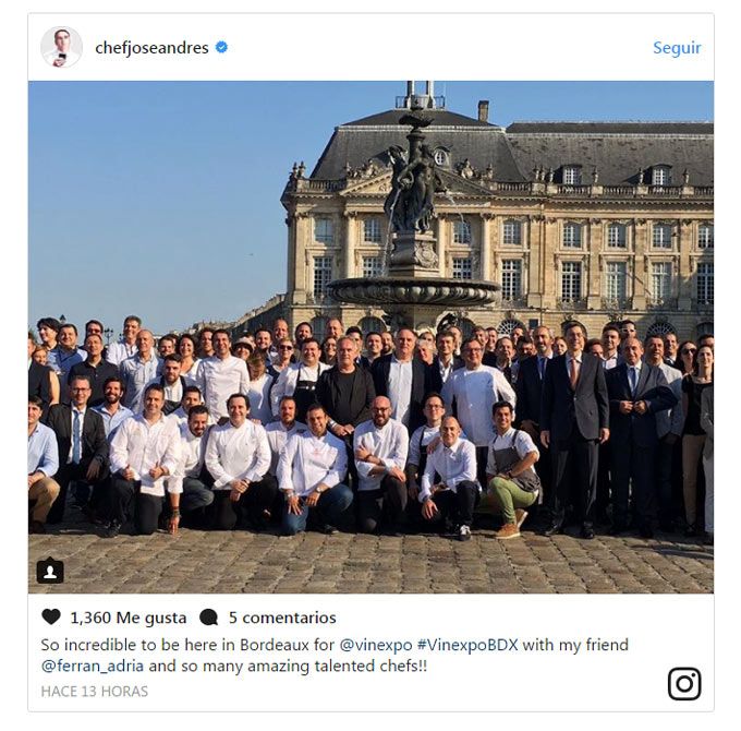 'Qué increíble estar aquí en Burdeos para Vinexpo junto con mi amigo Ferran Adrià', escribía ayer José Andrés en su cuenta de Instagram. De fondo vemos el emblemático 'Palacio de la Bolsa' donde se celebró la fiesta en homenaje a los vinos españoles. 
