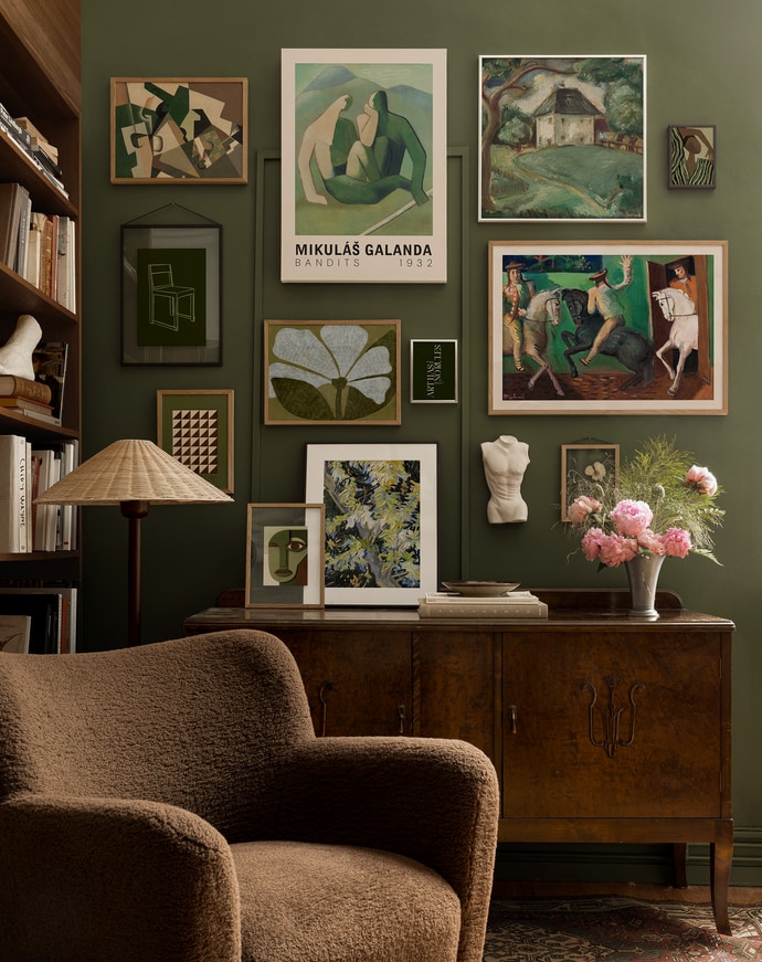 Pared con mueble antiguo y galería de cuadros