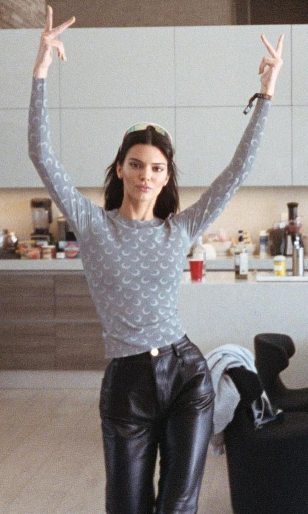 kendall jenner con el half moon print de moda