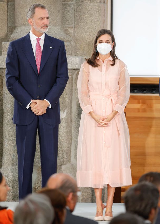 La reina Letizia rescata su camisero rosa transparente en los Premios Nacionales de Cultura
