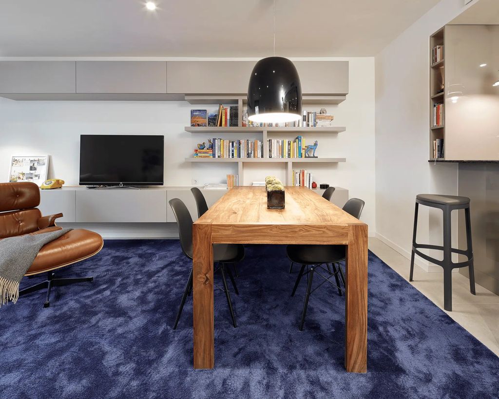 Salón comedor con mesa de madera