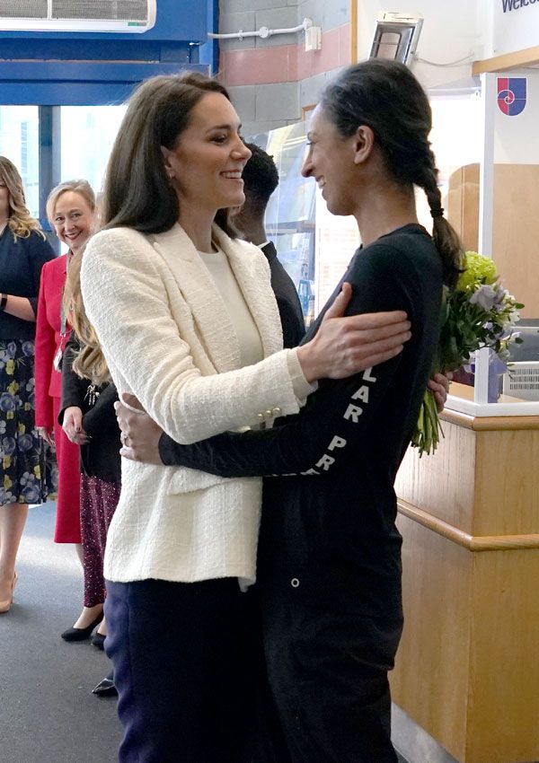 Kate Middleton estrena una blazer blanca de Zara con zapaillas Veja