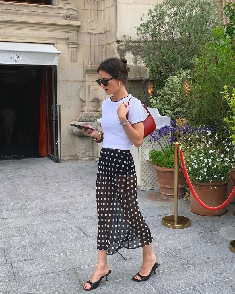 influencer con falda de lunares y tacones