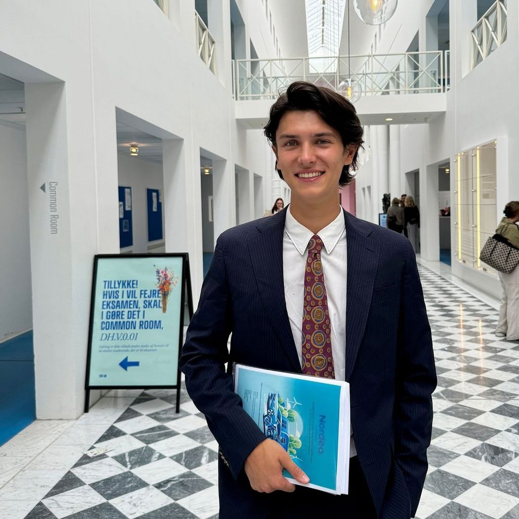 Nicolás de Dinamarca en su graduación en la Copenhagen Business School