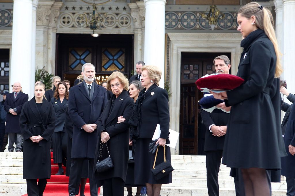La salida de la catedral ha sido solemne y emotiva