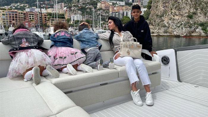Georgina Rodríguez con los niños