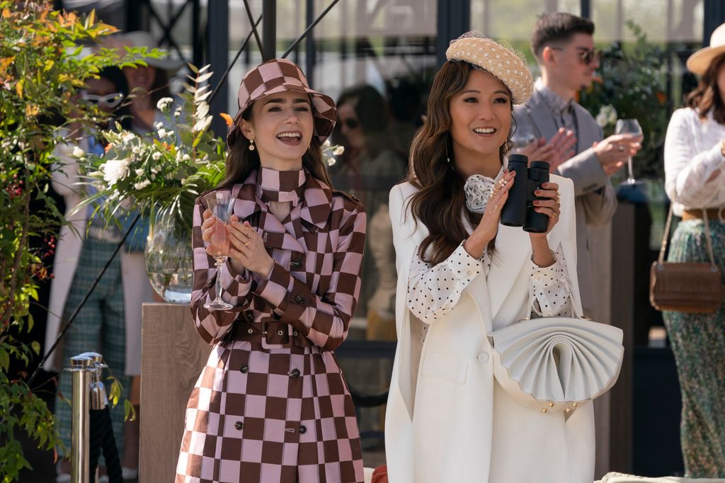 Lily Collins como Emily, Ashley Park como Mindy en el episodio 408 de Emily in Paris