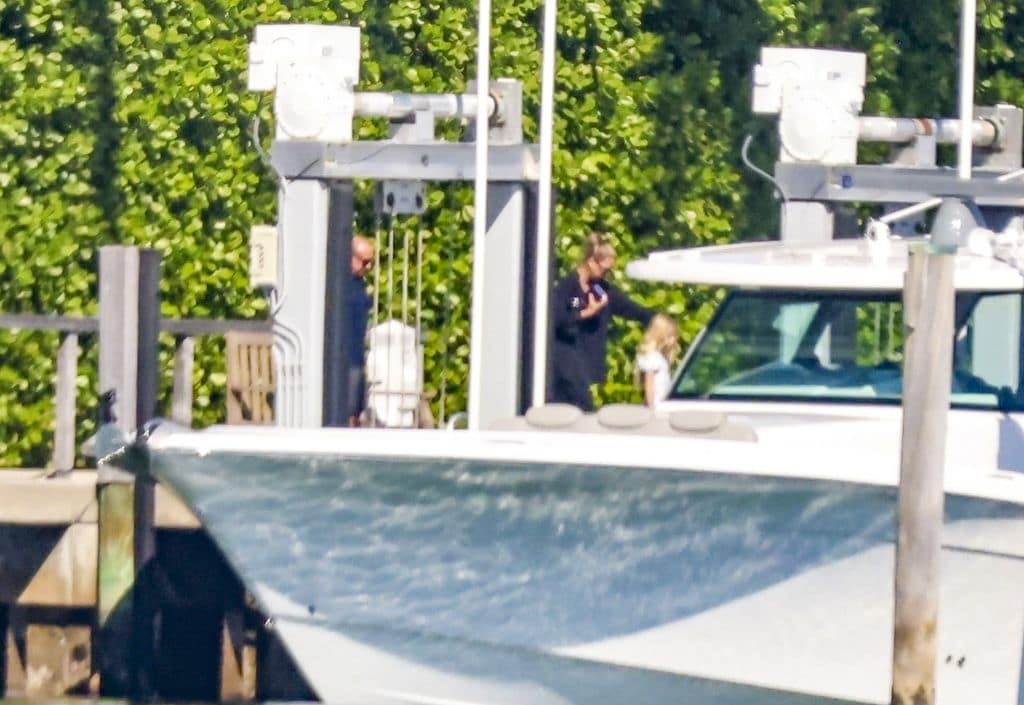 Anna Kournikova fur captada ayudando a su hija a subir al yate.