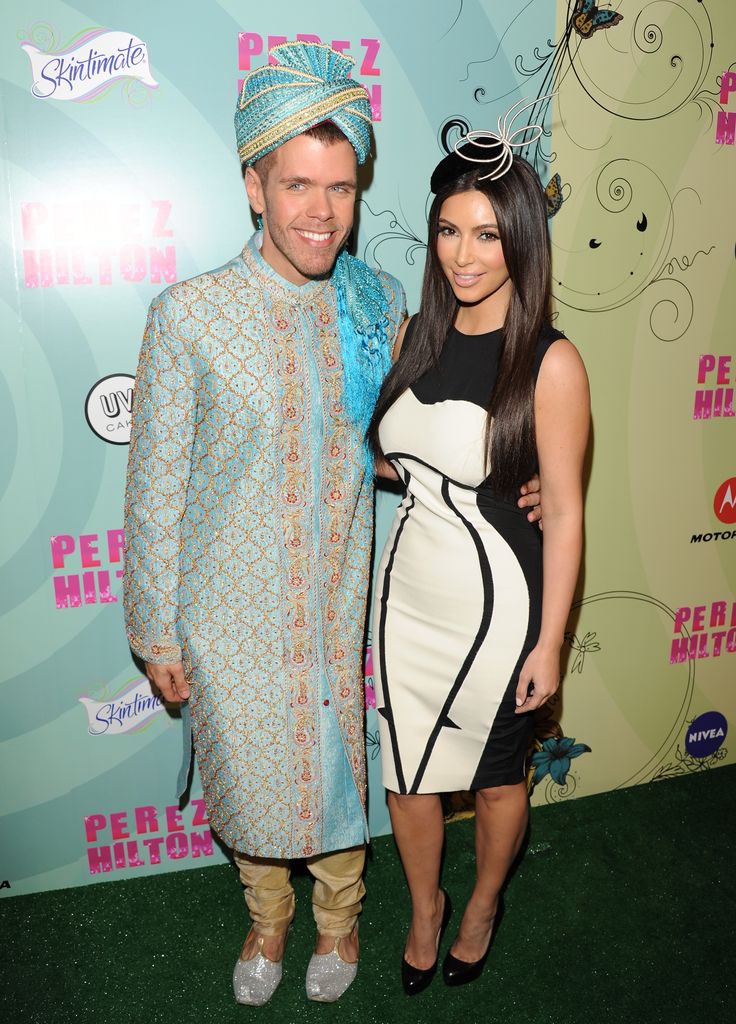 Perez Hilton y Kim Kardashian en la fiesta del bloguero con temática de 'Fiesta del Te' en Hollywood, California, en marzo de 2012.