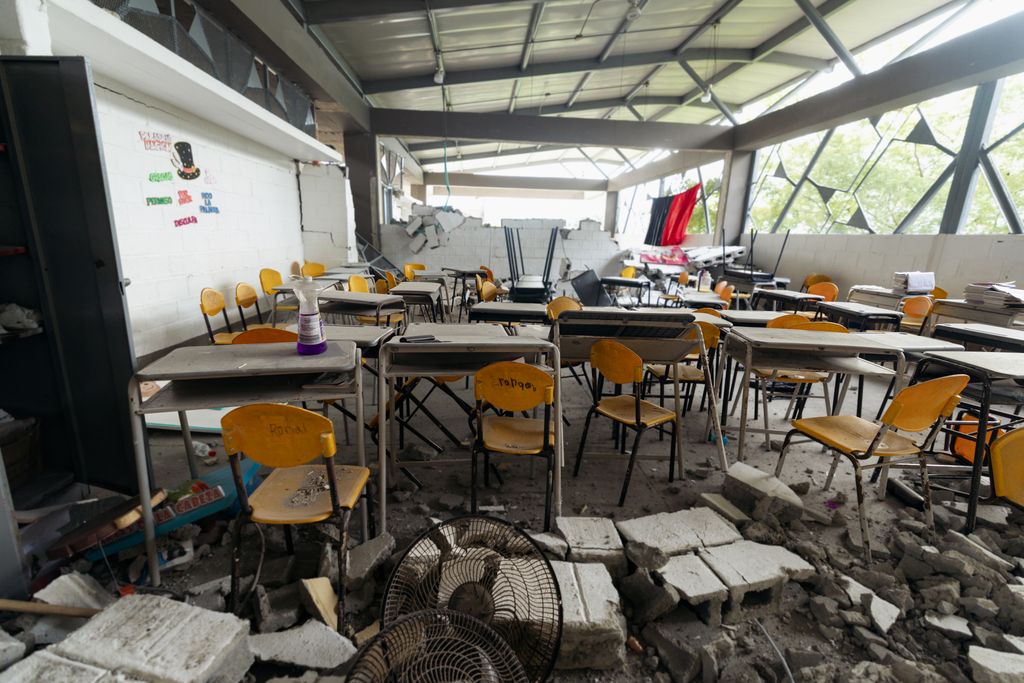 Pupitres entre cascotes y paredes parcialmente derrumbadas muestran la dimensión de los daños que el terremoto ha provocado en numerosos colegios de Chocó