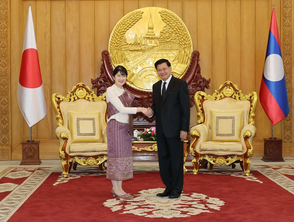 Aiko de Japón, con el presidente Thongloun Sisoulith