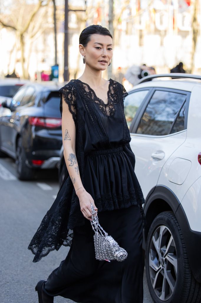 Looks con bolsos metálicos para ir a la moda