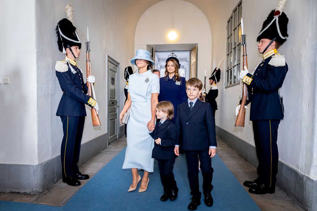 Sofia de Suecia con sus hijos llegando a la misa del 80 cumpleaños del rey Carlos Gustavo en el Palacio Real de Estocolmo, el 30 de abril de 2026