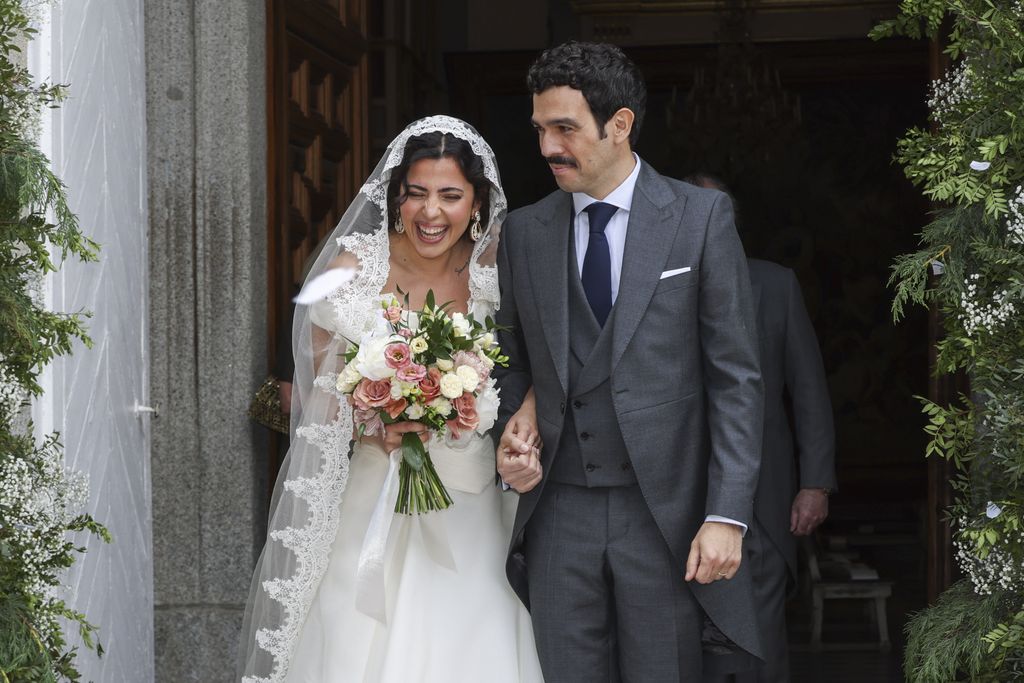 Marta e Iago a la salida de la iglesia