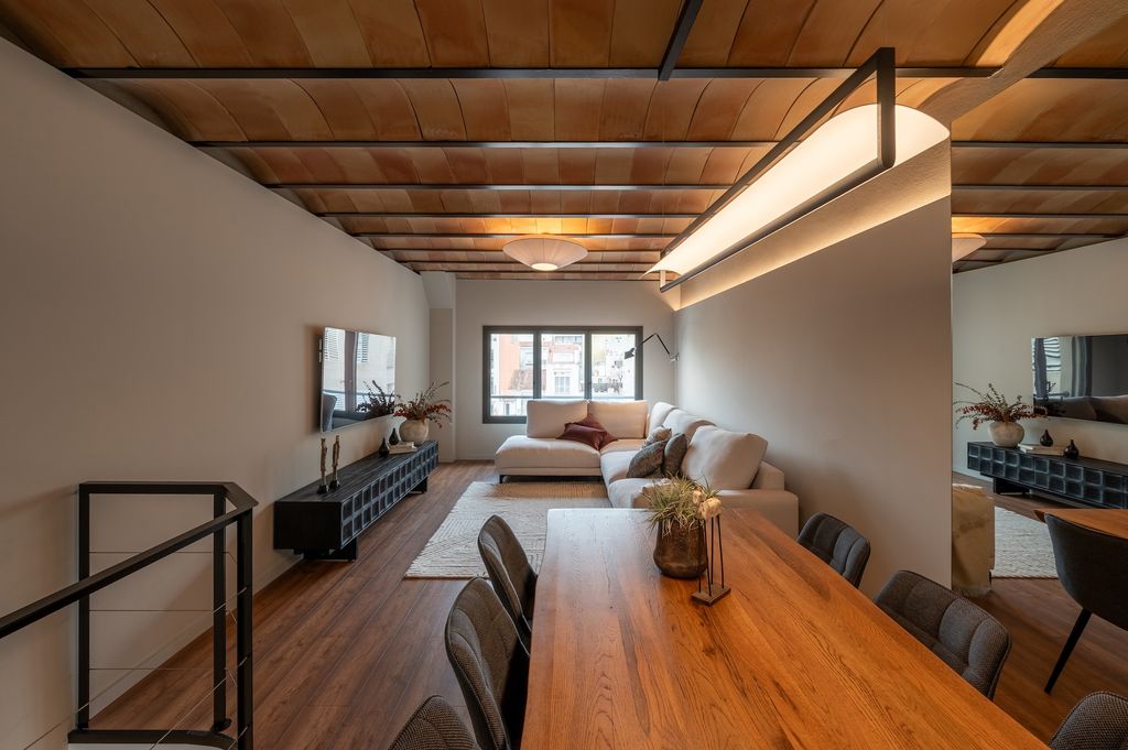 Salón con suelo de madera. 