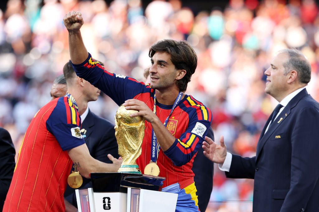Ferrán Torres #7 de España celebra el campeonato de la Copa Mundial de la FIFA 206 después de recibir su medalla.