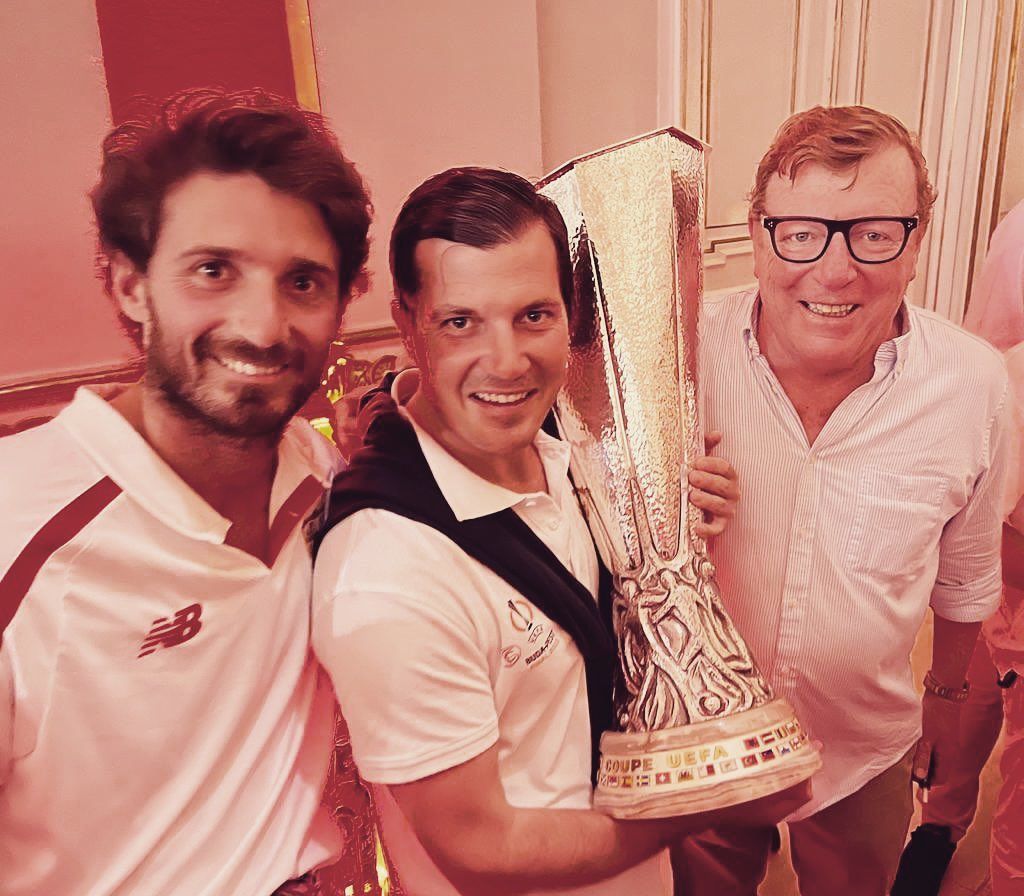 César Cadaval, junto a sus hijos César y Alfonso, celebrando un título del Sevilla