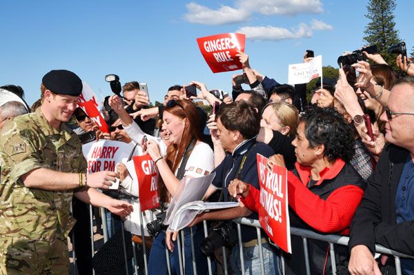 "Casate conmigo" o "Los pellirrojos mandan" fueron las frases más repetidas en torno al príncipe Harry durante su mañana en la Ópera de Sídney
