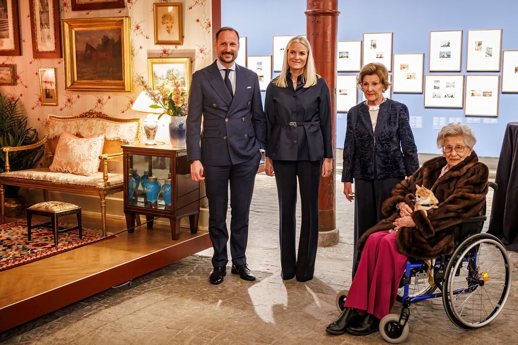 La princesa Astrid con su perra 'Wilma' en su regazo en 2024