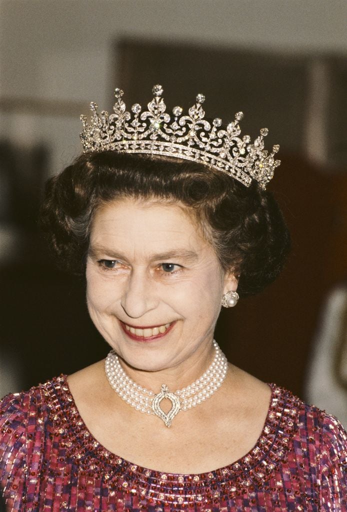 La reina Isabel II con el icónico collar en Bangladesh, 1983.
