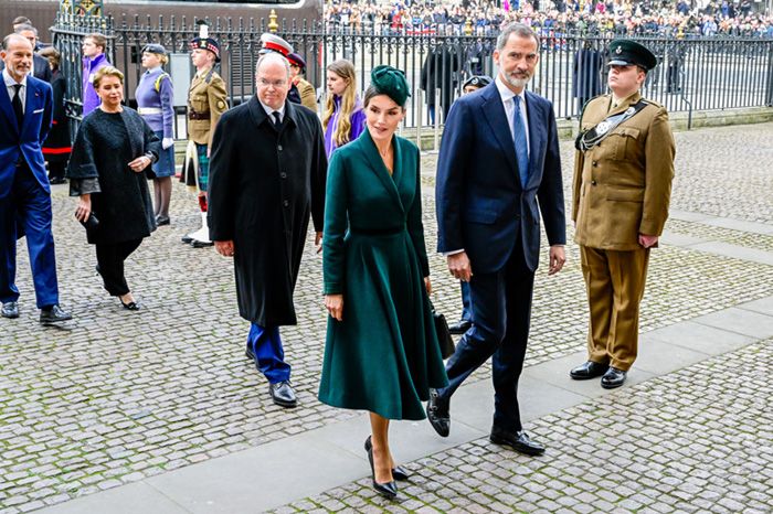 Don Felipe y doña Letizia asisten a la solemne despedida de su 'querido tío Philip'
