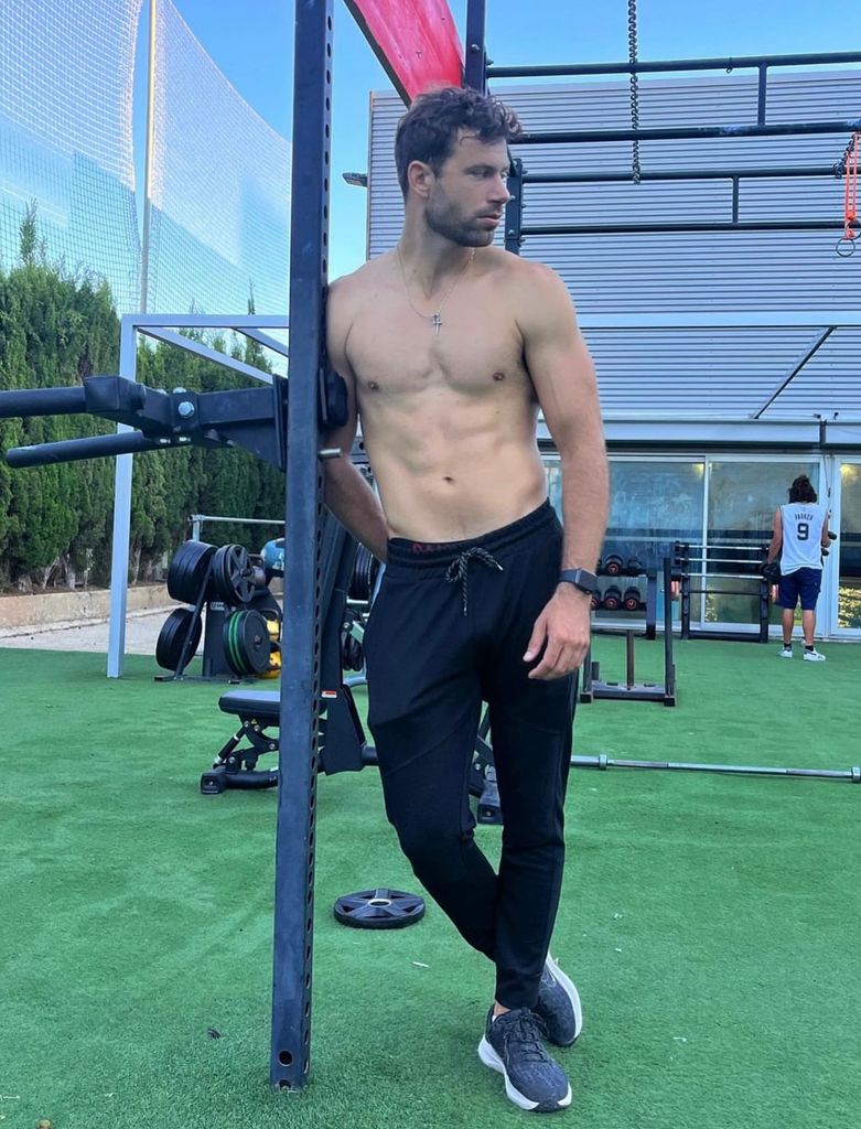 Tony Company posando en un gimnasio